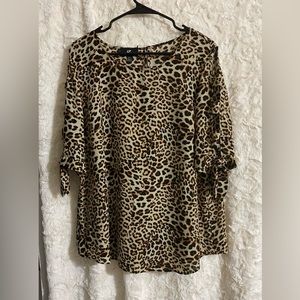 Beautiful print top with fashion sleeves Size XXL